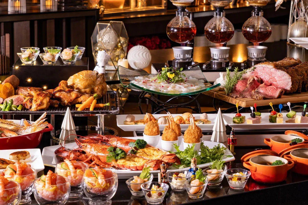 The Christmas dinner buffet at Super Buffet Glass Court in Keio Plaza Hotel, with lobster, roast beef and roast chicken