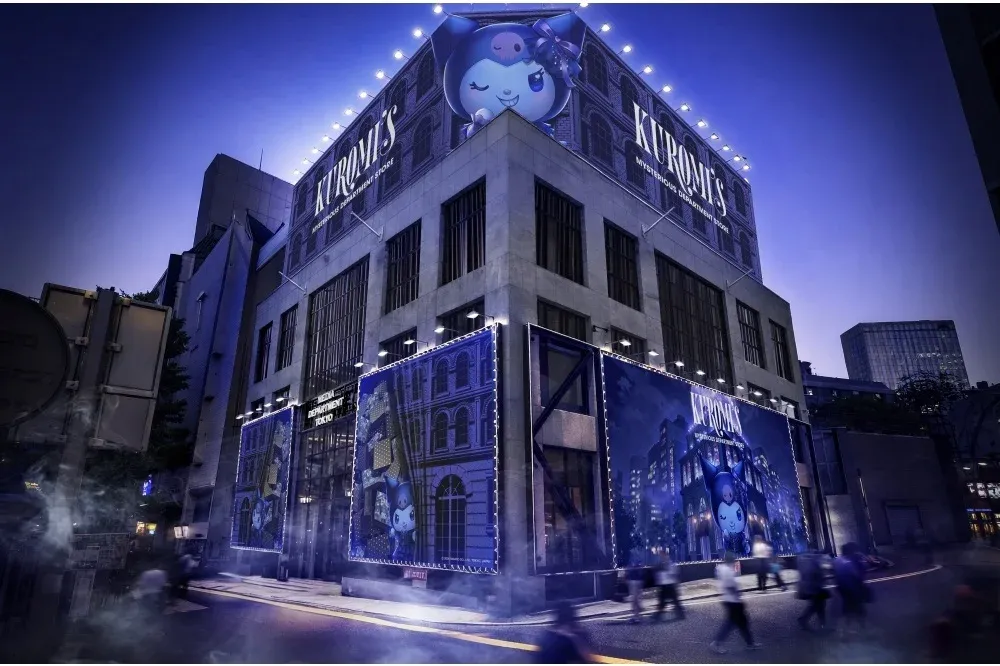 An image of MEDIA DEPARTMENT TOKYO dressed as Kuromi’s department store at night