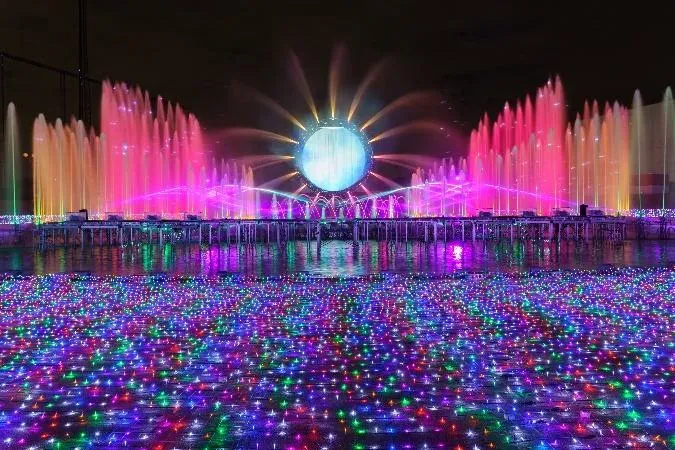 The fountain show at Yomiuriland Jewellumination last season, pink fountains over a field of colored lights