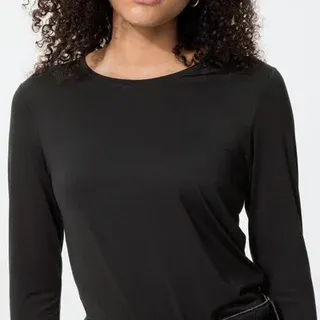 Uniqlo HEATTECH crew neck long-sleeve T-shirt. Image: Uniqlo